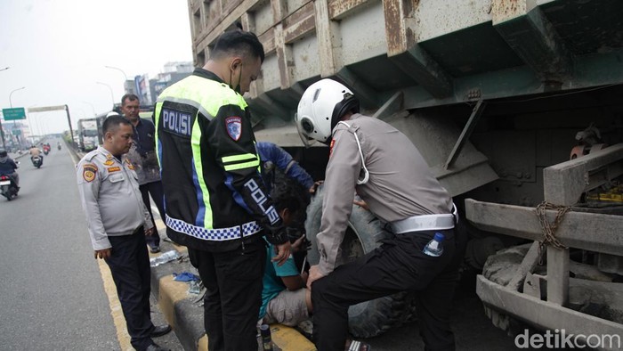 Sebuah truk mengalami kecelakaan di Jalan Dewi Sartika, Ciputat, Tangerang Selatan, Kamis (18/9/2025). Insiden ini membuat bagian depan truk ringsek, dengan bumper penyok dan kaca depan pecah.