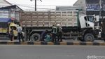 Evakuasi Truk Ringsek di Jalan Dewi Sartika Ciputat