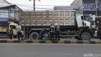 Akibat kecelakaan tersebut, arus lalu lintas dari arah Flyover Ciputat menuju Jalan RE Martadinata sempat tersendat. Meski begitu, kondisi lalu lintas perlahan kembali normal setelah proses evakuasi selesai.