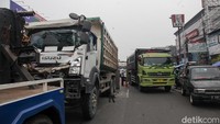Sebuah truk mengalami kecelakaan di Jalan Dewi Sartika, Ciputat, Tangerang Selatan, Kamis (18/9/2025). Truk yang mengalami kerusakan cukup parah itu kemudian diderek untuk mengurai kemacetan.