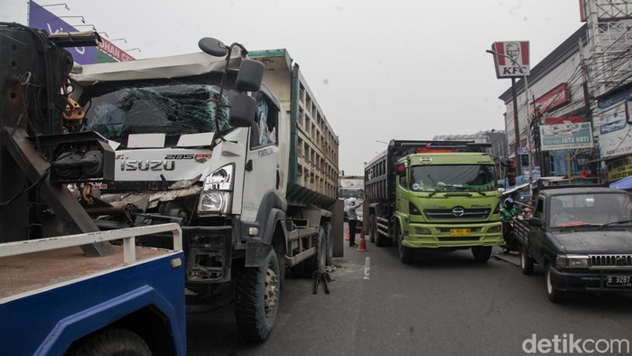 Sebuah truk mengalami kecelakaan di Jalan Dewi Sartika, Ciputat, Tangerang Selatan, Kamis (18/9/2025). Insiden ini membuat bagian depan truk ringsek, dengan bumper penyok dan kaca depan pecah.