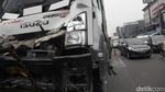 Evakuasi Truk Ringsek di Jalan Dewi Sartika Ciputat