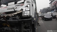 Insiden ini membuat bagian depan truk ringsek, dengan bumper penyok dan kaca depan pecah.