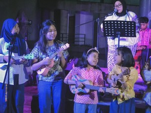 Asiknya Main Ukulele, Tua Muda Jadi Satu!