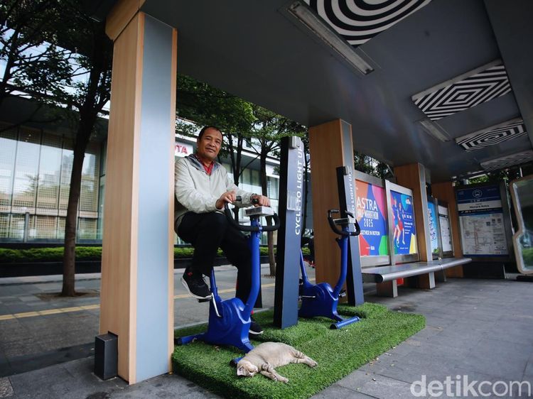 Unik! Halte TransJakarta Ini Punya Sepeda Statis dan Charger Gratis