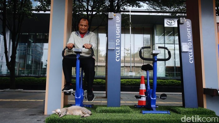 Warga beraktivitas di Halte TransJakarta Jalan Jenderal Sudirman, Jakarta, yang dilengkapi fasilitas olahraga dan charger gratis, Kamis (18/9/2025).