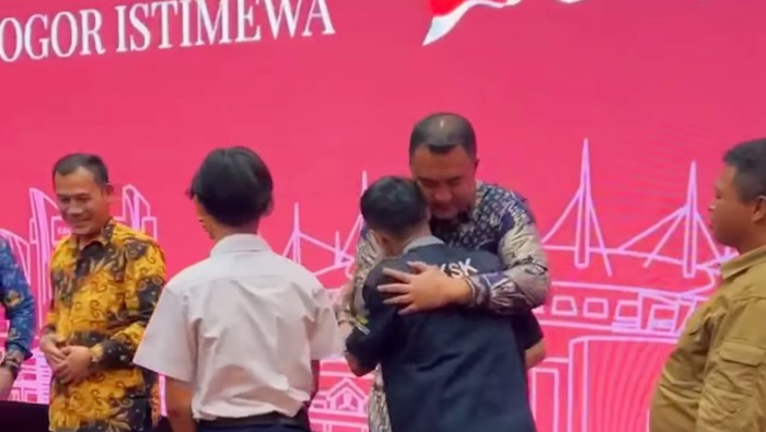Video kakak adik di Parung, Bogor, bergantian seragam dan sepatu untuk berangkat sekolah viral di medsos. Keduanya lalu diundang Bupati Bogor (dok IG @rudysusmanto)