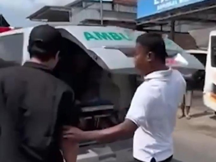 Petugas saat menunjukkan sopir Innova (baju hitam) bahwa ambulasn bawa pasien kritis