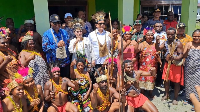 Wakil Menteri Transmigrasi Viva Yoga Mauladi  saat mengunjungi kawasan transmigrasi di Manokwari, Papua Barat, Kamis (18/9/2025).