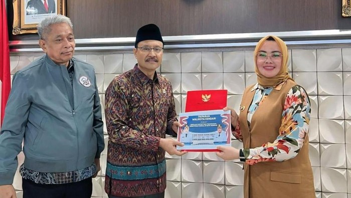 Wali Kota Kendari Siska Karina Imran saat bertemu dengan Mensos Saifullah Yusuf atau Gus Ipul dan Wamensos Agus Jabo Priyono di Jakarta. Dokumen Istimewa