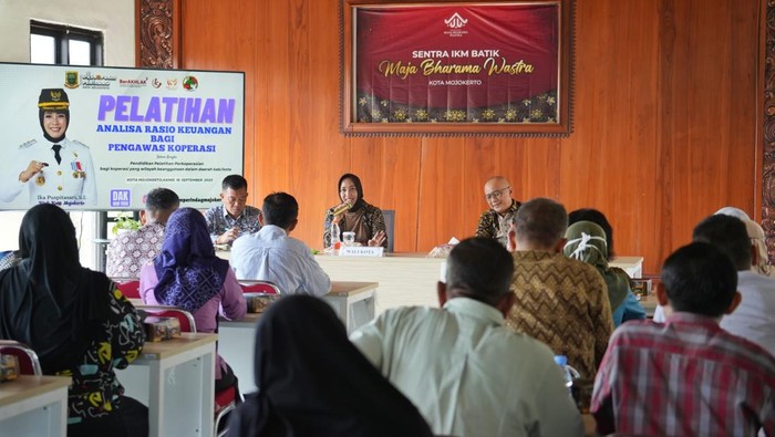 Wali Kota Mojokerto Ning Ita saat menghadiri pelatihan