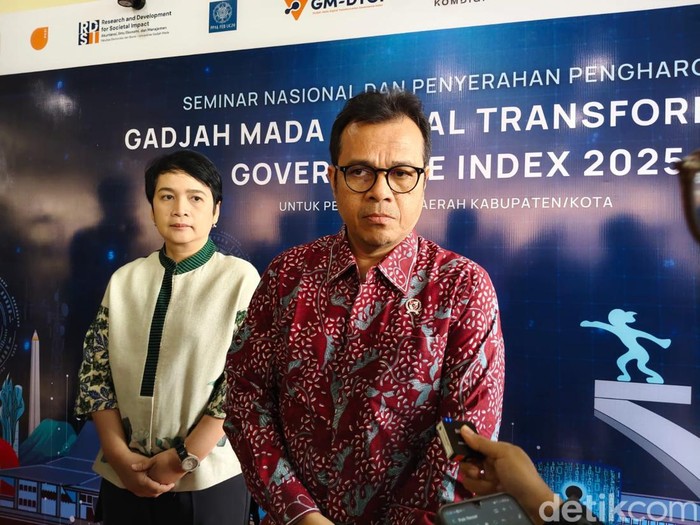 Wamenkomdigi Nezar Patria saat memberikan keterangan di UGM, Kamis (18/9/2025).