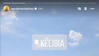 Dalam Instagram Stories yang dia unggah pada Rabu (17/9) waktu Kelibia, Wanda dan aktivis sedang berjalan di Port De Peche Kelibia. Foto: Instagram @wandahamidahbsa