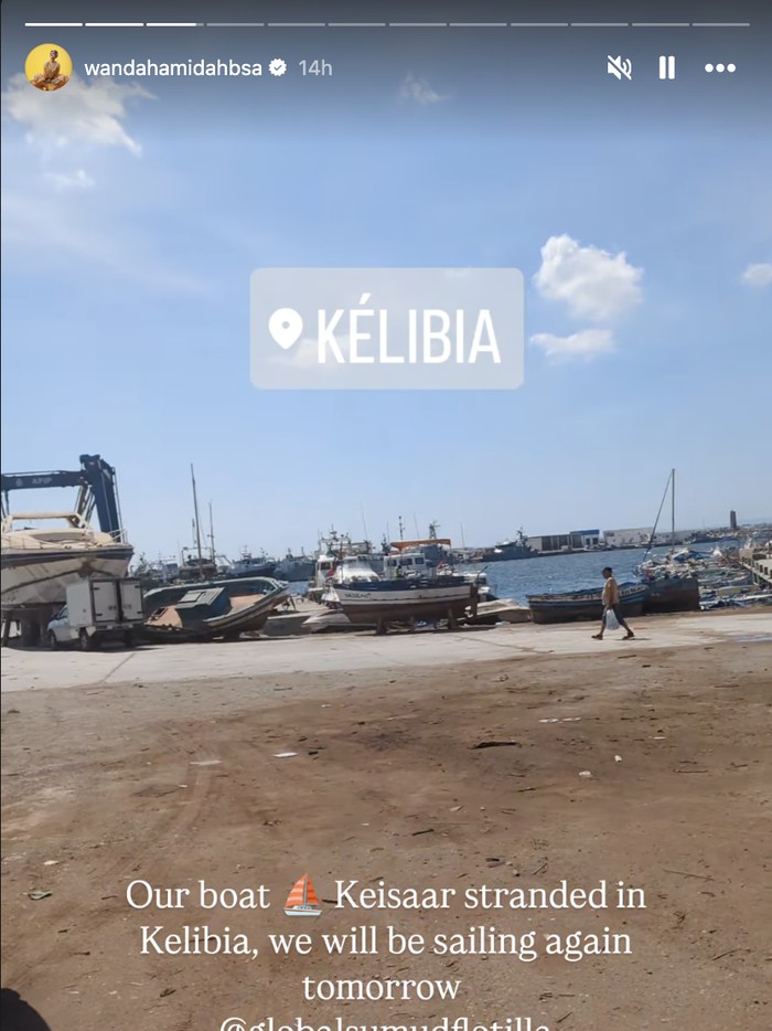 Wanda Hamidah Wanda Hamidah kabarkan kondisi terdampar di Kelibia untuk dilakukan perbaikan.