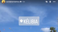 Kapal kami Keisaar terdampar di Kelibia. Kami akan berlayar lagi besok, tulis Wanda Hamidah dilihat pada Kamis (18/9/2025). Foto: Instagram @wandahamidahbsa