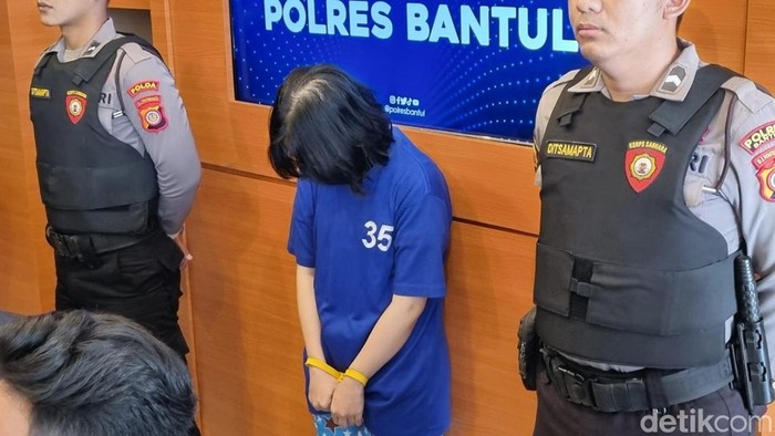 Wanita asal Sragen yang mengaku sebagai dokter gadungan dan menipu warga Sedayu hingga setengah miliar saat di Polres Bantul, Kamis (18/9/2025).