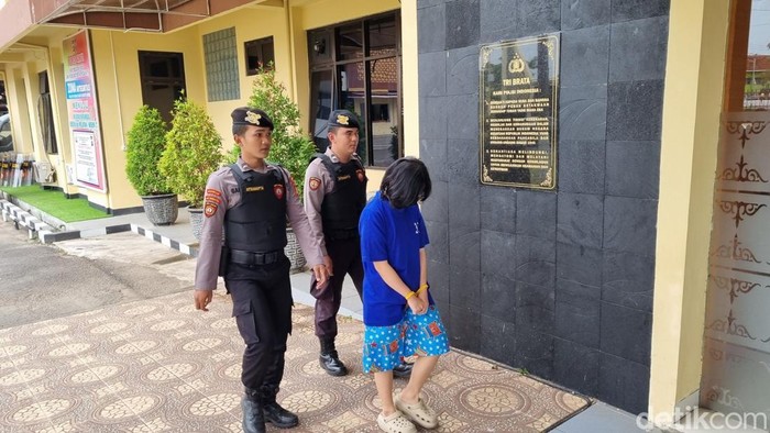 Wanita asal Sragen yang mengaku sebagai dokter gadungan dan menipu warga Sedayu hingga setengah miliar saat di Polres Bantul, Kamis (18/9/2025).