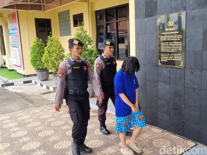 Wanita asal Sragen yang mengaku sebagai dokter gadungan dan menipu warga Sedayu hingga setengah miliar saat di Polres Bantul, Kamis (18/9/2025).