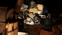 Dengan membawa barang seadanya, banyak keluarga berjalan kaki, mendorong kereta bayi, atau mengangkut tas plastik berisi pakaian. REUTERS/Dawoud Abu Alkas