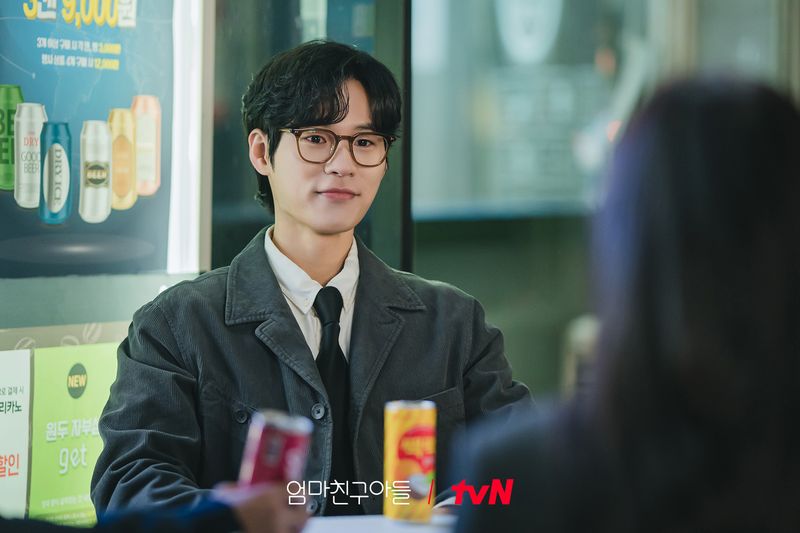 Penampilan Yoon Ji On dalam drama Korea Love Next Door.