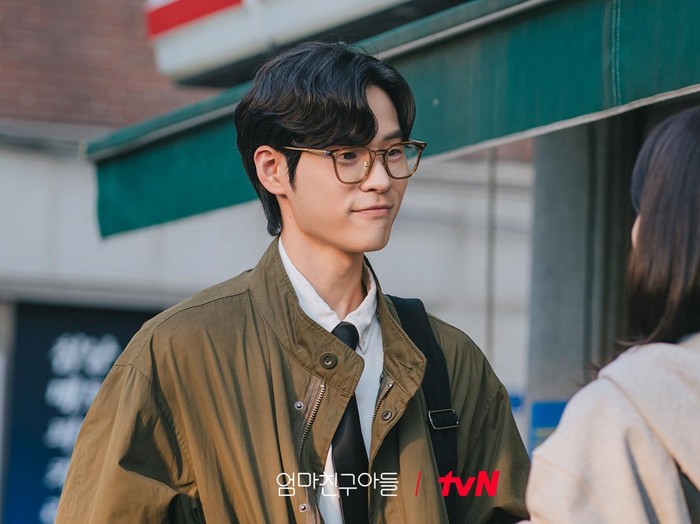 Penampilan Yoon Ji On dalam drama Korea Love Next Door.