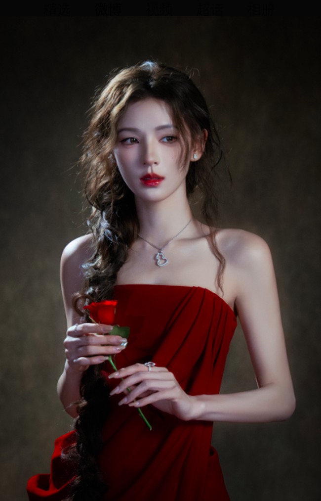 Dalam pemotretan terbaru, wanita yang populer lewat karakter Lin Xingchen dalam drama komedi romansa My Little Princess ini memukau netizen. Zhang Yuxi sebagai ‘ksatria’ cantik bernuansa mawar. Foto: Instagram