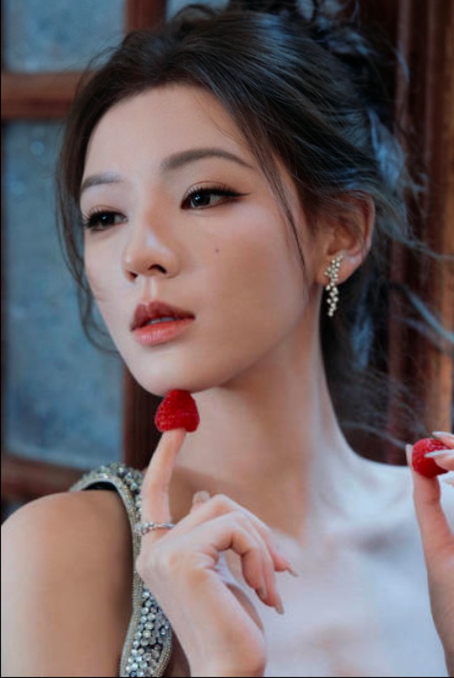 Meski dalam banyak kesempatan Zhang Yuxi tampak imut dan awet muda seperti boneka namun wanita 34 tahun tersebut juga bisa terlihat glamour seperti dalam pemotretan ini. Foto: Instagram