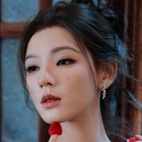 Meski dalam banyak kesempatan Zhang Yuxi tampak imut dan awet muda seperti boneka namun wanita 34 tahun tersebut juga bisa terlihat glamour seperti dalam pemotretan ini. Foto: Instagram