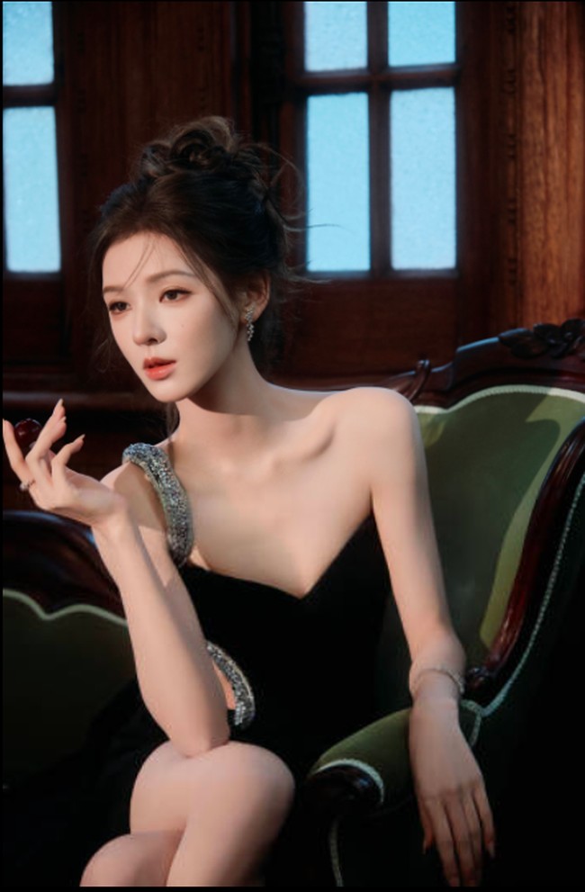 Pemain ‘Love At Night’ ini juga punya julukan ‘pemain utama wanita dalam novel romansa di dunia nyata’. Hal itu tidak sulit dilihat dari foto-fotonya. Foto: Instagram