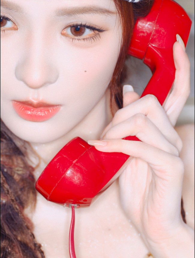 Setelah putus dengan Wang Sicong selagi mendapat vila mewah sebagai hadiah perpisahan pada 2015, Zhang mulai beralih ke dunia akting dan tampil proyek-proyek populer seperti My Little Princess, Ruyis Royal Love in the Palace, dan Love and Redemption. Foto: Instagram