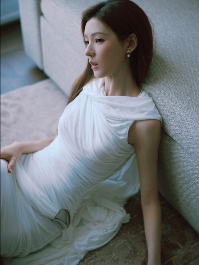 Meskipun kemampuan aktingnya sering kali jadi perdebatan, kecantikan dan karisma Zhang Yuxi masih menjadi perhatian publik dan membuatnya selalu kebanjiran tawaran drama. Foto: Instagram