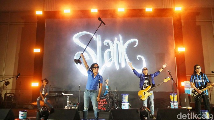 Personel Slank membawakan aksi panggung penuh energi dalam peluncuran kolaborasi warna eksklusif di Jakarta, Jumat (19/9/2025).