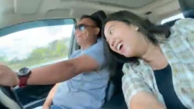 Anggota DPRD Provinsi Gorontalo Wahyudin Morido bareng seorang wanita di mobil.