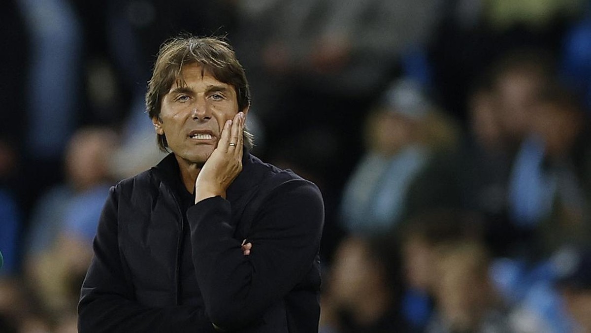 Antonio Conte  kalah di comeback ke Liga Champions setelah lama absen. (Action Images via Reuters/Jason Cairnduff)