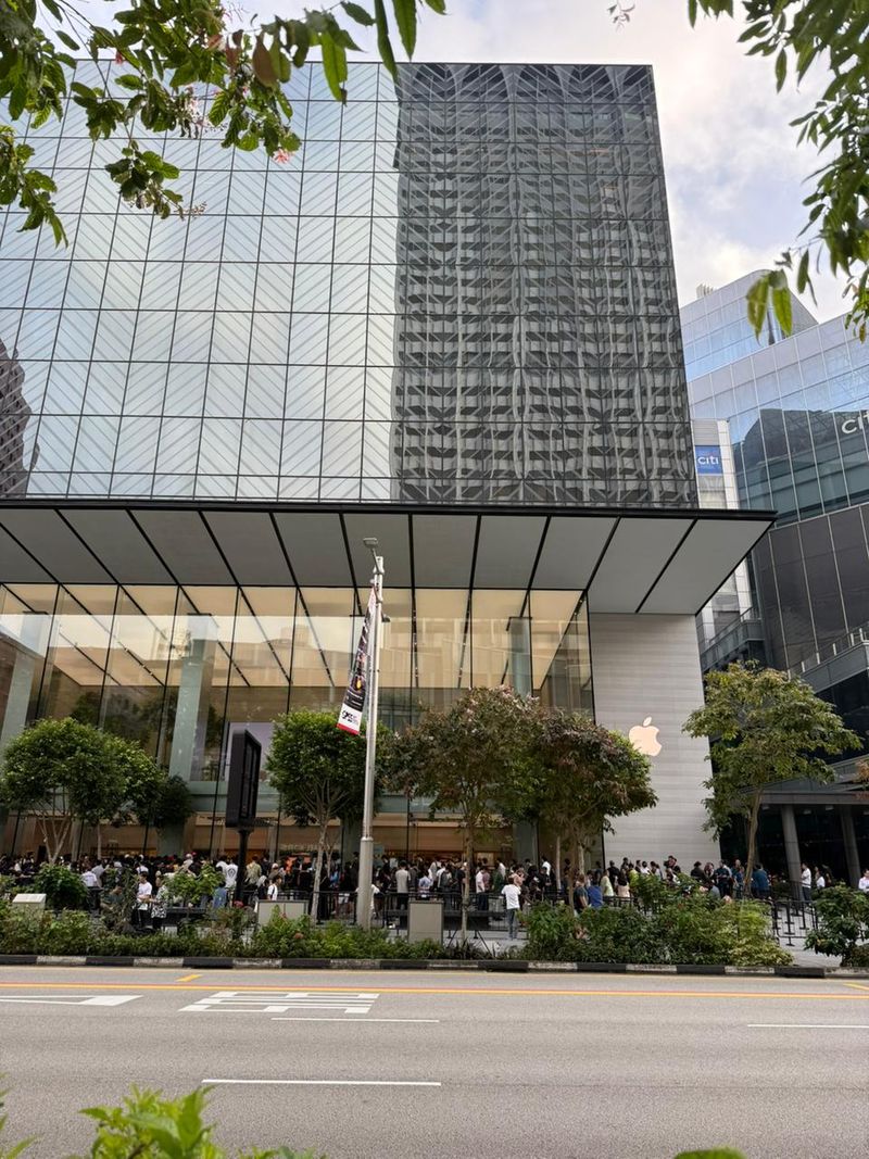 Antrean iPhone 17 di Apple Store Orchard Singapura