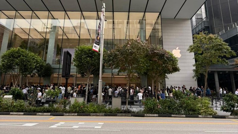 Antrean iPhone 17 di Apple Store Orchard Singapura
