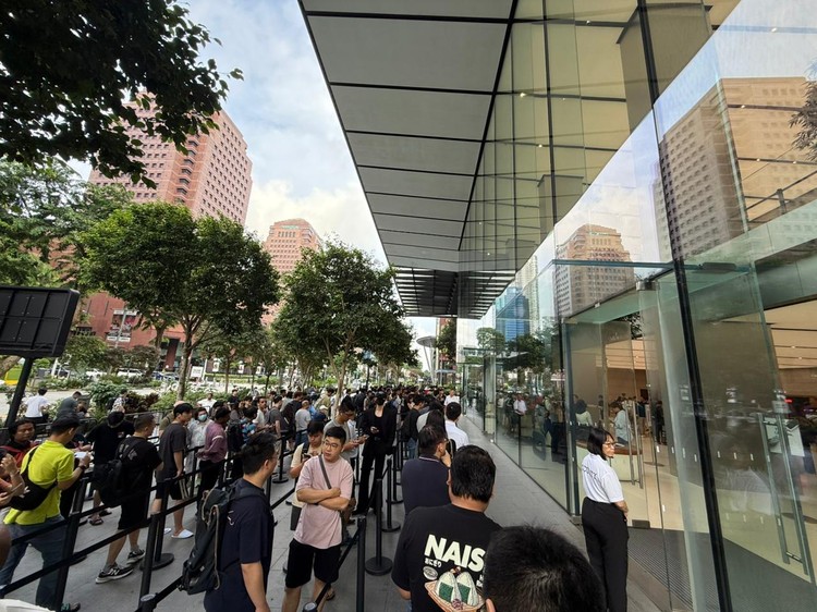 Antrean iPhone 17 di Apple Store Orchard Singapura