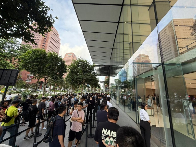 Antrean iPhone 17 di Apple Store Orchard Singapura