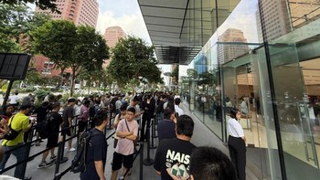 Jumat (19/9/2025) pagi, pemandangan berbeda terlihat di depan Apple Store Orchard Road, Singapura. Foto: dok. pribadi Bagus Hernawa