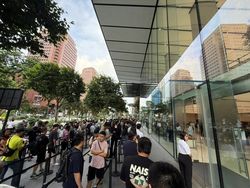 Potret Antrean Sambut iPhone 17 dan Air di Orchard Road