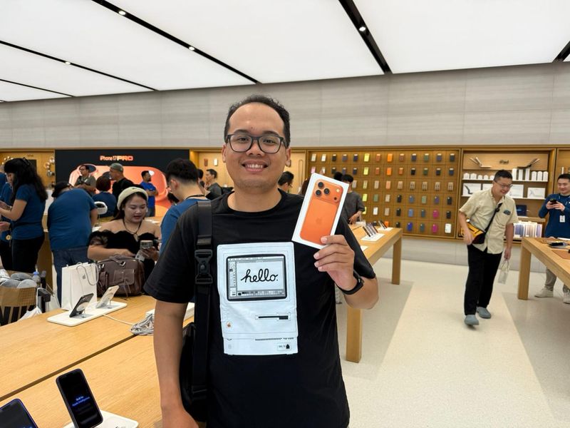Antrean iPhone 17 di Apple Store Orchard Singapura