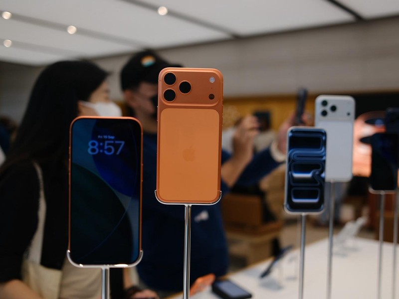 Antrean iPhone 17 di Apple Store Orchard Singapura