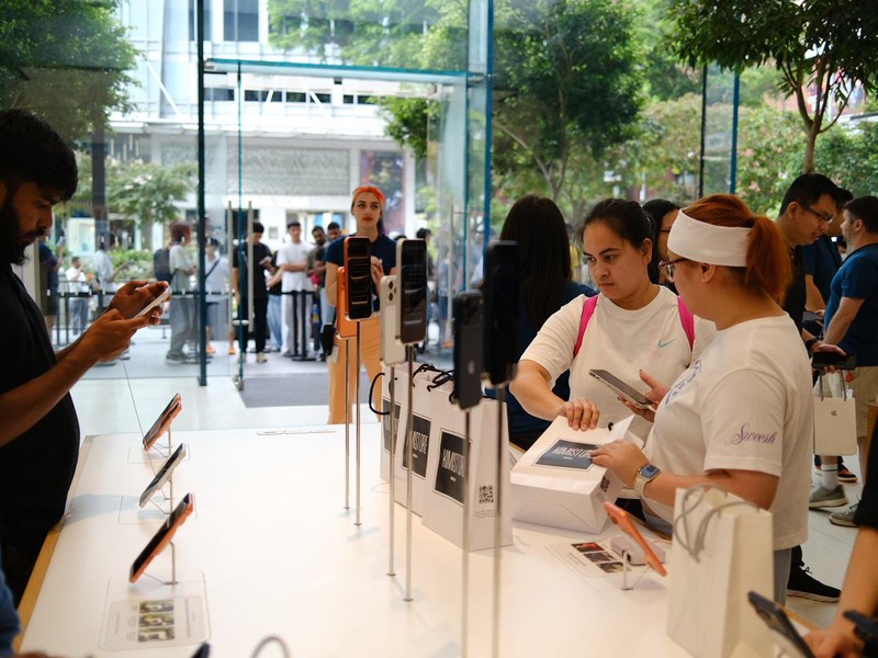 Antrean iPhone 17 di Apple Store Orchard Singapura