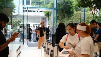 Ratusan Apple fanboy rela menunggu berjam-jam demi menjadi yang pertama menggenggam iPhone terbaru, yakni iPhone 17 Series dan iPhone Air. Foto: dok. pribadi Bagus Hernawa