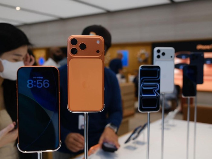 Antrean iPhone 17 di Apple Store Orchard Singapura