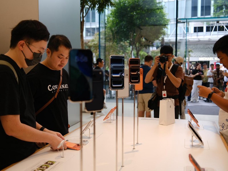 Antrean iPhone 17 di Apple Store Orchard Singapura
