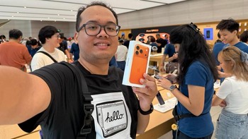 Bagus sendiri sudah tiba di Orchard sejak pukul 07.30 waktu Singapura. Ia masuk dalam antrean khusus pengambilan preorder. Tahun ini, Bagus memilih iPhone 17 Pro warna Orange, sebuah varian baru yang cukup mencuri perhatian. Foto: dok. pribadi Bagus Hernawa