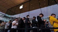 People queue outside of Apple store in Beijings Sanlitun area as the new iPhone 17 series smartphones go on sale in Beijing, China September 19, 2025. REUTERS/Maxim Shemetov