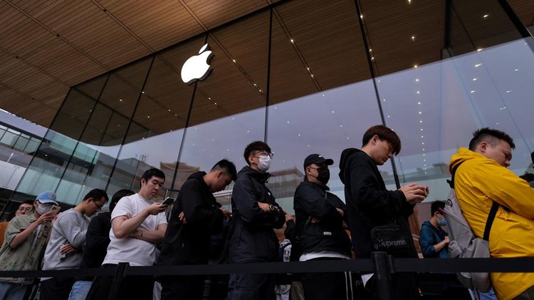 Antusias Warga Beijing Sambut Penjualan Perdana iPhone 17 People queue outside of Apple store in Beijings Sanlitun area as the new iPhone 17 series smartphones go on sale in Beijing, China September 19, 2025. REUTERS/Maxim Shemetov