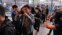 People queue outside of Apple store in Beijings Sanlitun area as the new iPhone 17 series smartphones go on sale in Beijing, China September 19, 2025. REUTERS/Maxim Shemetov